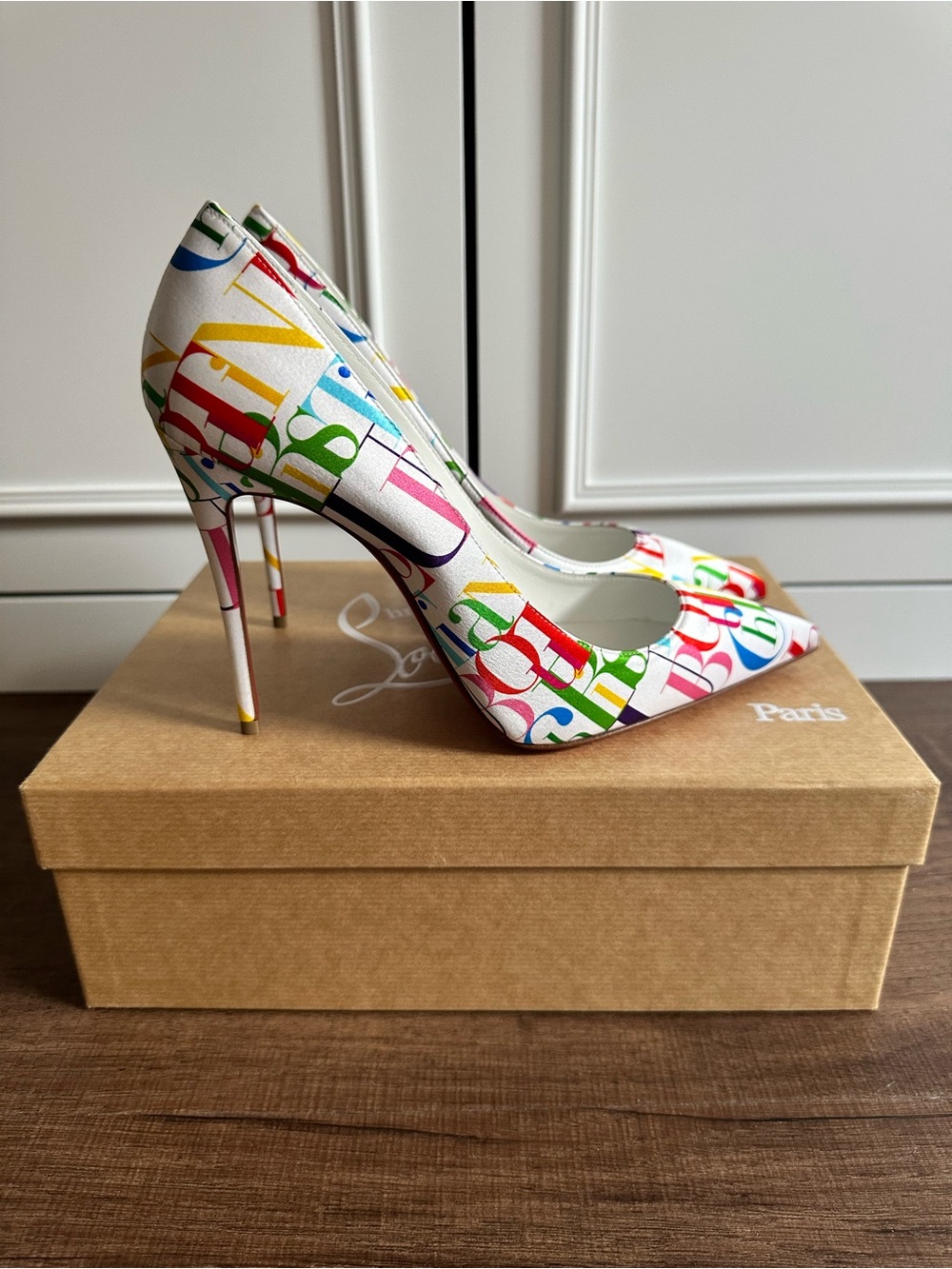 New in box! Christian Louboutin Kate 100 White Multi Logo Pumps 38.5. Authentic